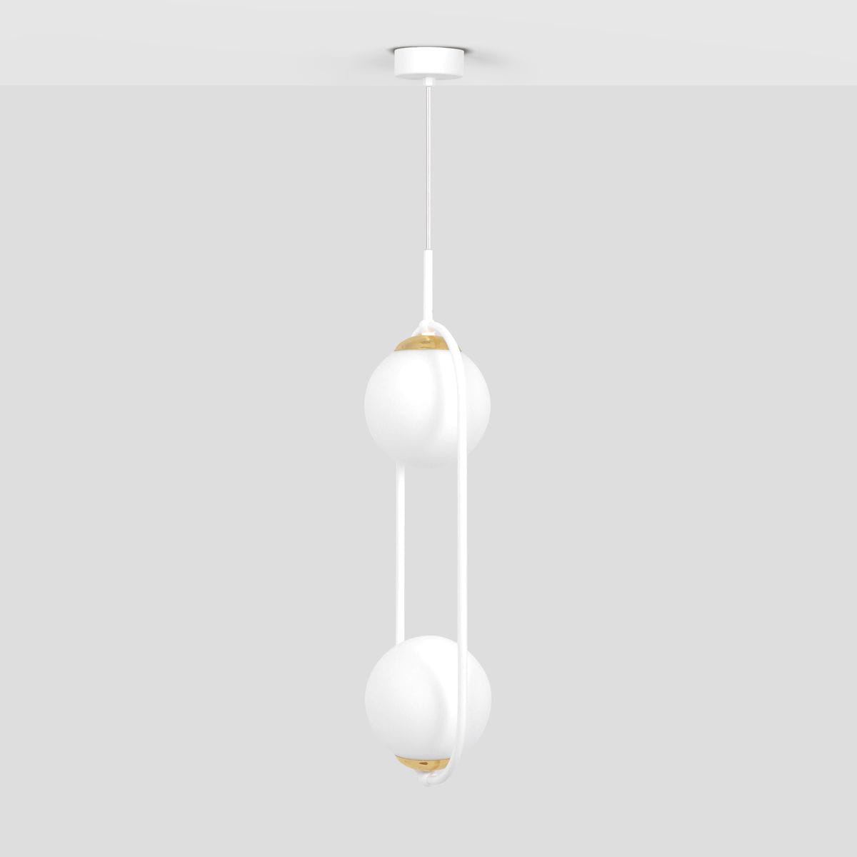 Lampa wisząca Malta z dwoma oprawami E14, w kolorze białym. Posiada okrągłe klosze z matowego materiału oraz elementy w złotym kolorze, zawieszona na białym przewodzie. Idealna do nowoczesnych wnętrz.