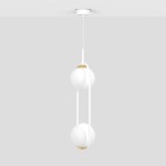 Lampa wisząca Malta z dwoma oprawami E14, w kolorze białym. Posiada okrągłe klosze z matowego materiału oraz elementy w złotym kolorze, zawieszona na białym przewodzie. Idealna do nowoczesnych wnętrz.