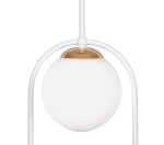 Biała lampa wisząca Malta z podwójnym gniazdem E14. Okrągła, mleczna kula z matowego szkła, zawieszona na białym metalowym stelażu z złotym akcentem u góry. Ujęcie z przodu, podkreślające elegancki design.