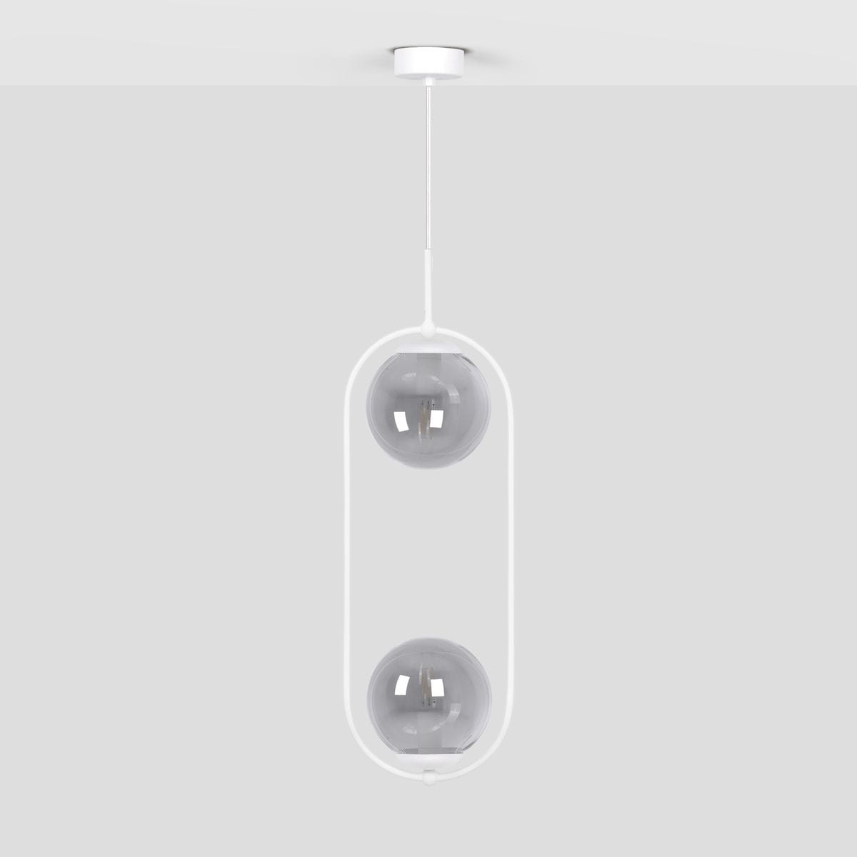 Lampa wisząca Arlena z dwoma oprawami E14, w kolorze białym z grafitowymi kloszami. Posiada minimalistyczny, okrągły kształt, zawieszona na cienkim sznurku, z przezroczystymi kulistymi kloszami, na jednolitym tle.