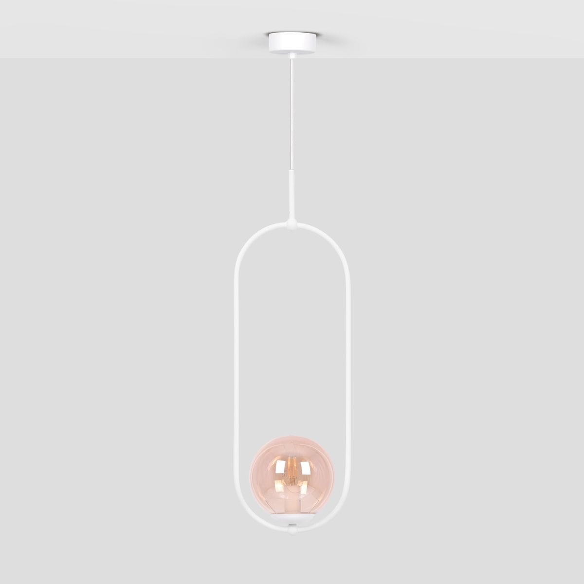 Lampa wisząca Alma w białym kolorze z bursztynową kulą. Posiada metalowy, okrągły stelaż z prostym zawieszeniem. Kształt lampy jest minimalistyczny, a jej wysokość umożliwia łatwe zamontowanie w różnych wnętrzach.