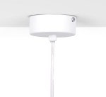 Biała lampa wisząca Alma z pojedynczym gniazdem E14, zawieszona na przezroczystym przewodzie. Widoczny jest biały plafon zamocowany do sufitu z delikatnym detalem montażowym.