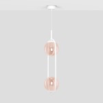 Lampa wisząca Alma z dwoma kulistymi kloszami w kolorze bursztynowym, zawieszona na białym, prostym stelażu. Ujęcie frontalne, pokazujące detal oraz harmonijny układ elementów. Idealna do nowoczesnych wnętrz.