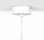 Biała podsufitka lampy wiszącej Alma z dwiema oprawami E14, z przezroczystym przewodem. Widoczny detal mocowania do sufitu, zamocowany pod kątem, na jednolitym tle.