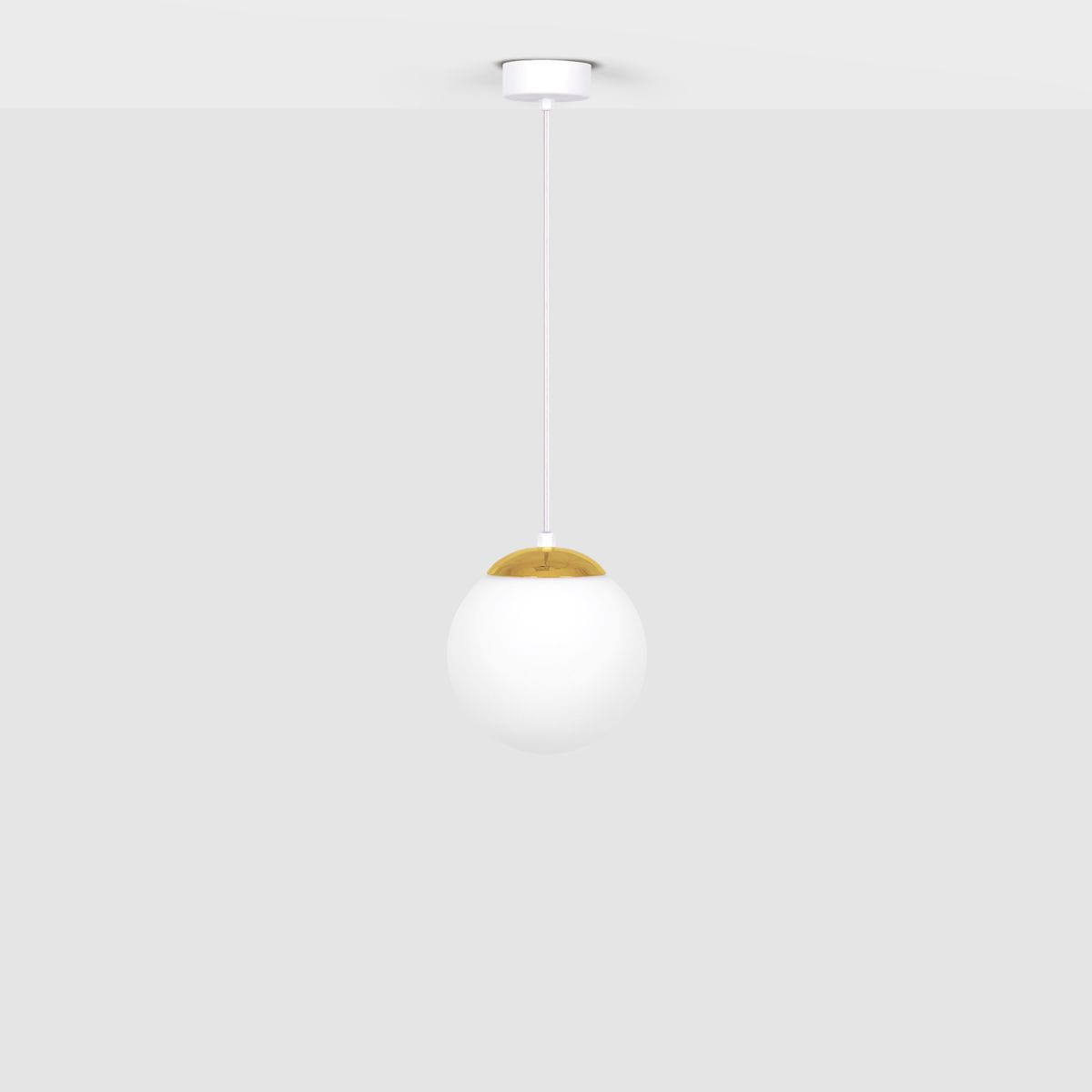 Lampa wisząca Elmo D16 z kloszem w kształcie kuli, biała z złotym wykończeniem u góry. Zawieszona na białym przewodzie, montowana do sufitu. Prosty, nowoczesny design, idealna do aranżacji wnętrz. Tło w jasnym odcieniu szarości.