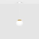 Lampa wisząca Elmo D16 z kloszem w kształcie kuli, biała z złotym wykończeniem u góry. Zawieszona na białym przewodzie, montowana do sufitu. Prosty, nowoczesny design, idealna do aranżacji wnętrz. Tło w jasnym odcieniu szarości.