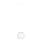 Lampa wisząca Elmo D16 z jednym źródłem światła E14. Okrągła, biała kula z matowego szkła z złotym wykończeniem na górze. Zawieszona na białym kablu, w prostym, nowoczesnym stylu. Tło białe, co podkreśla elegancki design lampy.
