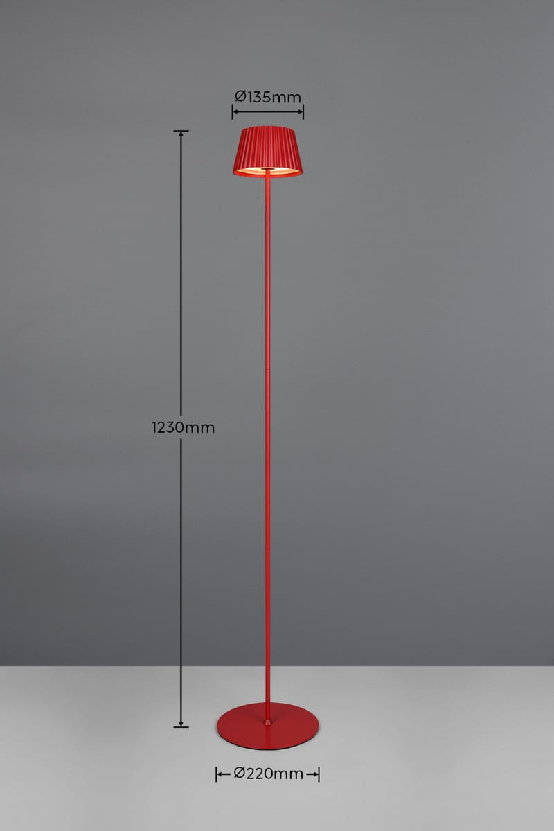 Lampa stojąca zewnętrzna Suarez w kolorze czerwonym, z metalowym stelażem. Wysokość 1230 mm, średnica podstawy 220 mm, klosz o średnicy 135 mm. Ujęcie frontalne, na jednolitym tle, z widocznymi wymiarami.
