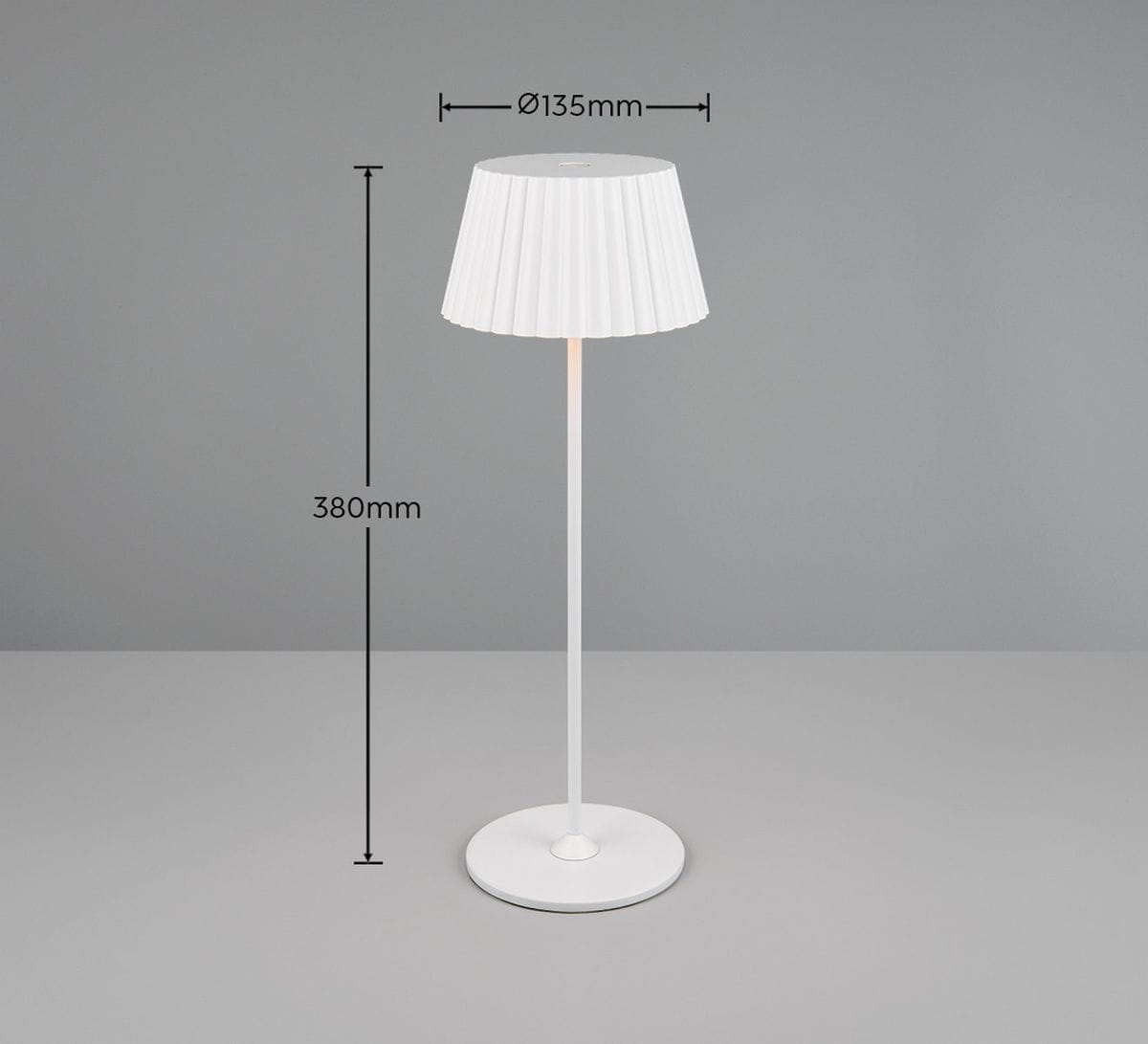 Lampa stołowa zewnętrzna Suarez, biała, z kloszem w plisowanym wzorze. Wysokość 380 mm, średnica podstawy 135 mm. Prosta konstrukcja z metalowym stelażem. Idealna do oświetlenia przestrzeni na zewnątrz.
