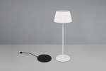 Lampa stołowa Suarez zewnętrzna 1xLED/1,5W w kolorze białym. Posiada biały klosz o fałdowanej fakturze na smukłej, białej nodze oraz czarną podstawę z kablem USB. Produkt ustawiony w pozycji pionowej, na jednolitym tle.