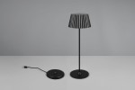 Czarna lampa stołowa zewnętrzna Suarez z metalowym kloszem o falistej fakturze. Wysoka, na cienkiej nodze, z okrągłą podstawą. Widoczny kabel z końcówką USB. Idealna do ogrodu lub na taras.