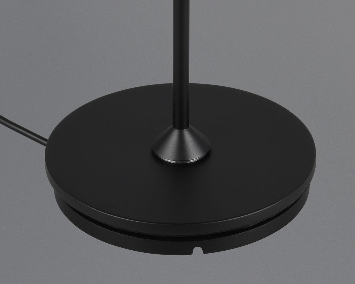 Czarna lampa stołowa zewnętrzna Suarez z jedną diodą LED o mocy 1,5W. Widoczna podstawa okrągła z matowego metalu oraz smukły, prosty trzon. Kabel zasilający w tle, na jednolitym tle.