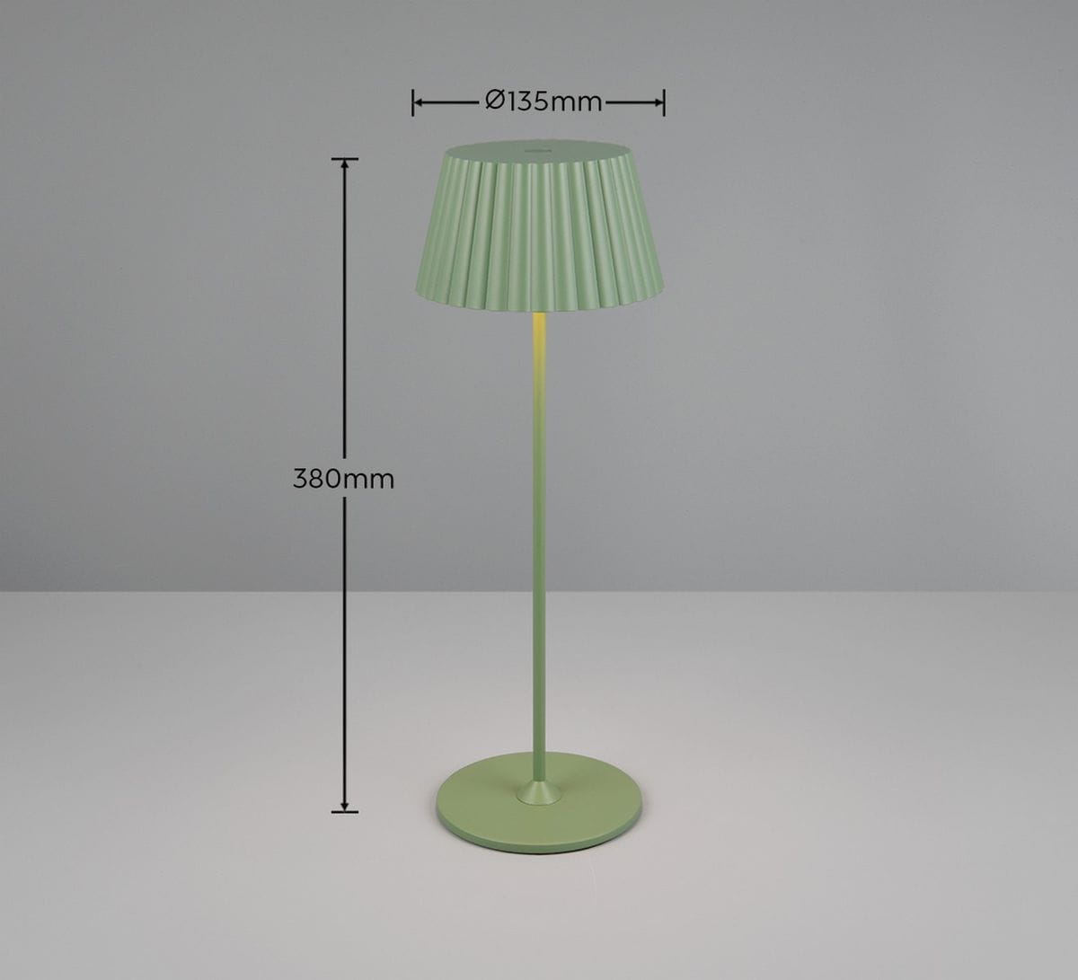 Lampa stołowa zewnętrzna Suarez, zielona, z metalowym kloszem w kształcie stożka o średnicy 135 mm i wysokości 380 mm, na prostym okrągłym stelażu. Widoczne wymiary na tle szarym.
