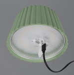 Lampa stojąca zewnętrzna Suarez w kolorze zielonym, z kloszem w falistym kształcie. Widoczny element LED o mocy 1,5W i czarny przewód zasilający. Ujęcie z góry, ukazujące detale klosza i źródło światła.