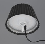 Czarna lampa stojąca zewnętrzna Suarez z kloszem w formie żebrowanego cylindra. Wewnątrz znajduje się dioda LED o mocy 1,5W, widoczne są również przewody zasilające. Ujęcie z góry, pokazujące detal klosza i źródło światła.