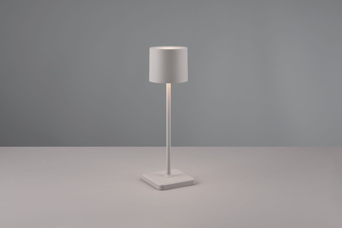Lampa stołowa zewnętrzna Fernandez, ciemnoszara, z okrągłym kloszem i prostą podstawą. Ujęcie frontalne, produkt stoi na gładkiej powierzchni. Wyposażona w 1xLED/1W, idealna do użytku na zewnątrz. Tło jednolite, szare.