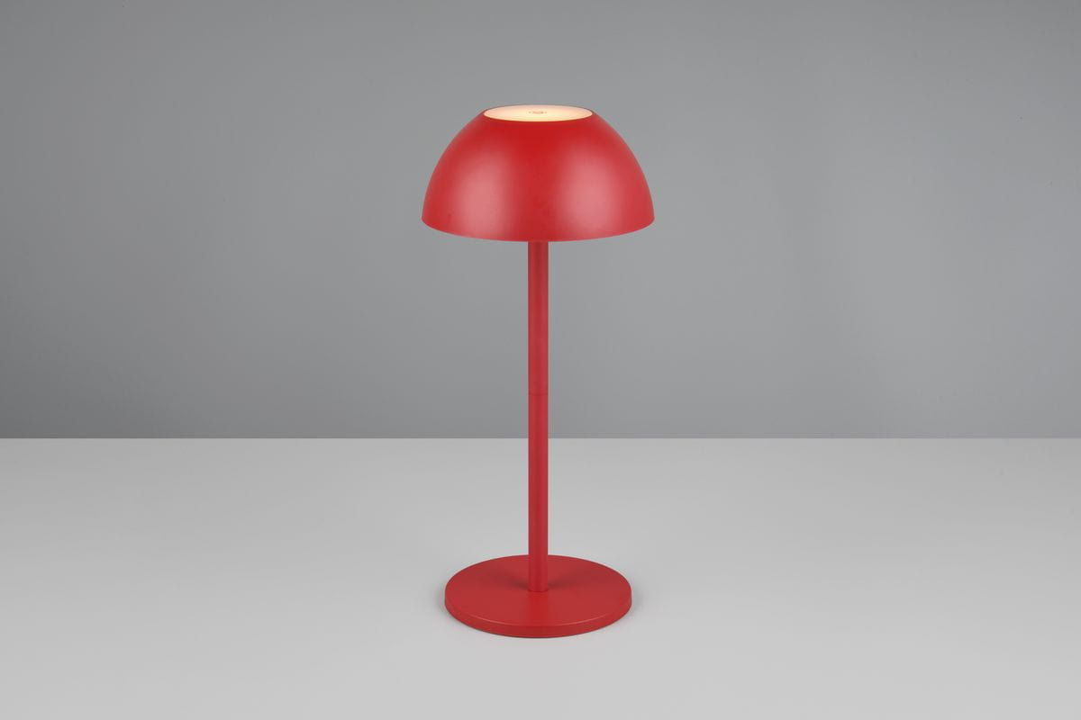 Lampa stołowa zewnętrzna Ricardo w kolorze czerwonym, wykonana z metalu. Posiada okrągłą podstawę oraz klosz w kształcie półkuli. Ujęcie frontalne, prezentujące całość lampy. Idealna do użytku na zewnątrz.