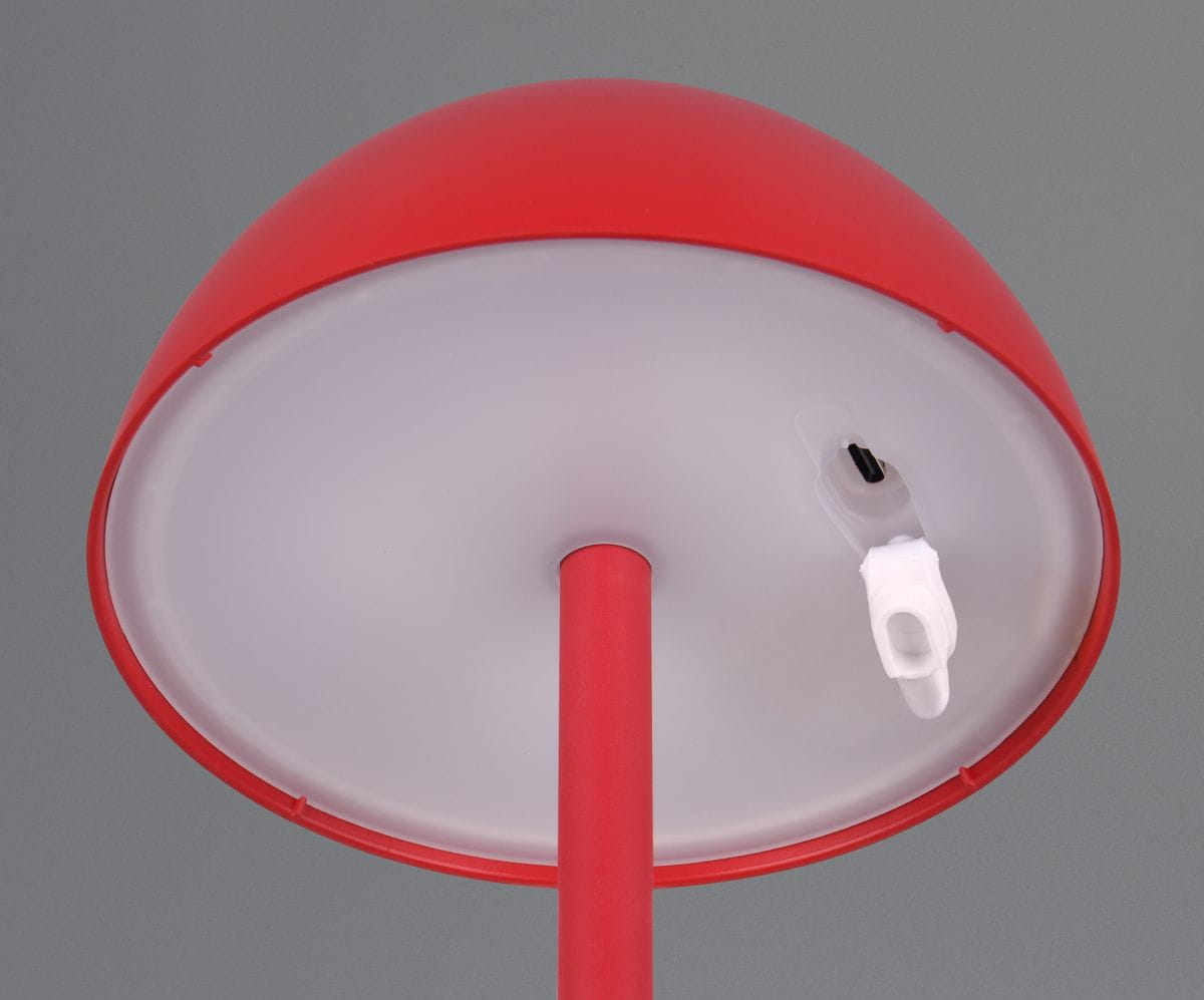 Lampa stołowa zewnętrzna Ricardo w kolorze czerwonym, z okrągłym kloszem o matowej powierzchni, z widocznym miejscem na żarówkę LED 1,5W. Ujęcie z dołu, ukazujące podstawę i elementy mocujące. Tło szare.