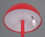 Lampa stołowa zewnętrzna Ricardo w kolorze czerwonym, z okrągłym kloszem o matowej powierzchni, z widocznym miejscem na żarówkę LED 1,5W. Ujęcie z dołu, ukazujące podstawę i elementy mocujące. Tło szare.