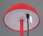 Czerwona lampa stołowa Ricardo, zewnętrzna, z kloszem w kształcie półkuli. Widoczny kabel z wtyczką oraz uchwyt mocujący. Lampa wyposażona w jedno źródło światła LED o mocy 1,5 W. Tło szare, lampa ustawiona w pozycji stojącej.