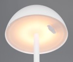 Lampa stołowa zewnętrzna Ricardo w kolorze białym z kopułą i wbudowanym źródłem LED 1,5W. Ujęcie z dołu, ukazujące gładką powierzchnię oraz emitowane ciepłe światło.