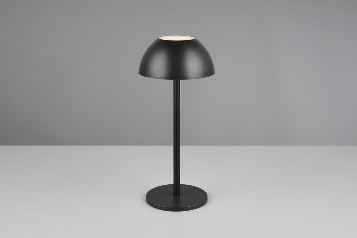 Czarna lampa stołowa zewnętrzna Ricardo z okrągłą podstawą i kloszem w kształcie półkuli. Posiada jedno źródło światła LED o mocy 1,5W. Ujęcie frontalne, lampa stoi na prostym tle.
