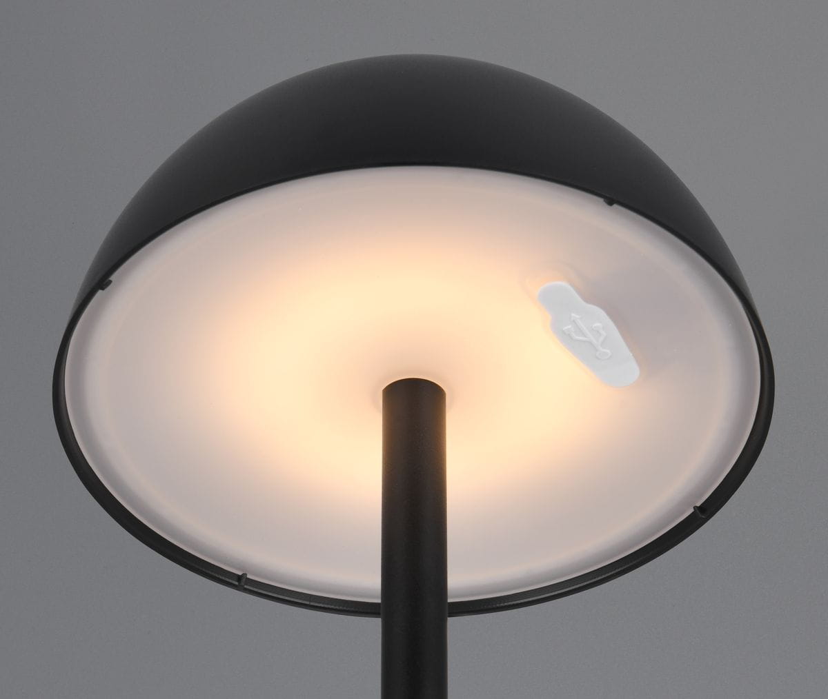 Czarna lampa stołowa Ricardo zewnętrzna, z okrągłym kloszem i wbudowanym źródłem światła LED 1,5W. Widok z góry, z subtelnym podświetleniem wewnętrznym. Prosta, nowoczesna forma z metalowym stelażem. Idealna do użytku na zewnątrz.