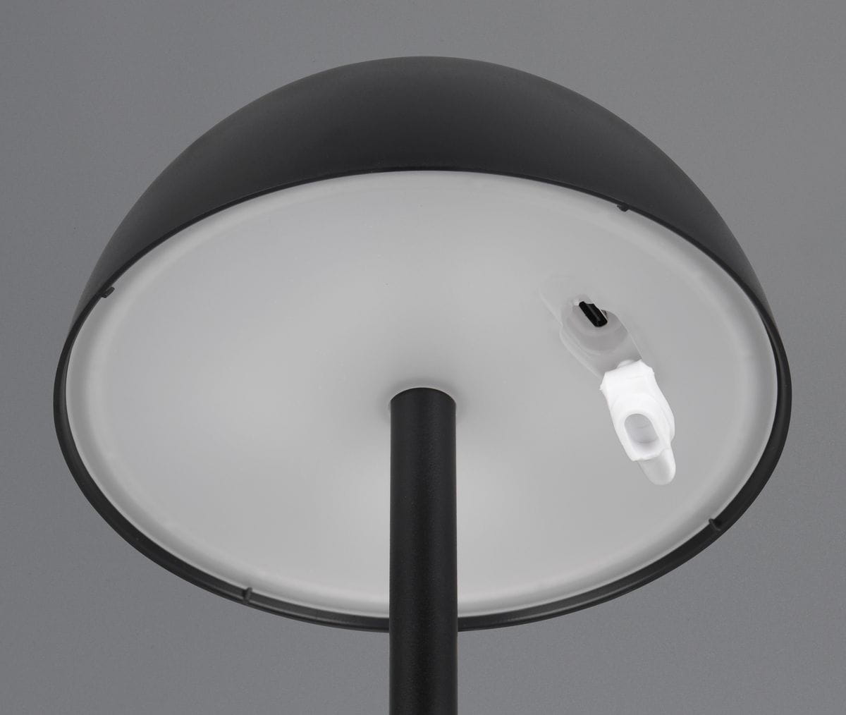 Lampa stołowa zewnętrzna Ricardo, czarna, z okrągłym kloszem i metalowym stelażem. Widok od dołu, z widocznym gniazdem na LED 1,5W oraz białym przewodem. Prosta forma, idealna do ogrodu lub na taras.