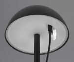 Czarna lampa stołowa zewnętrzna Ricardo z jedną diodą LED (1,5W), widok z góry. Okrągły klosz z matowego materiału, z widocznym przewodem elektrycznym i złączem. Stabilny słupek montażowy. Tło szare.