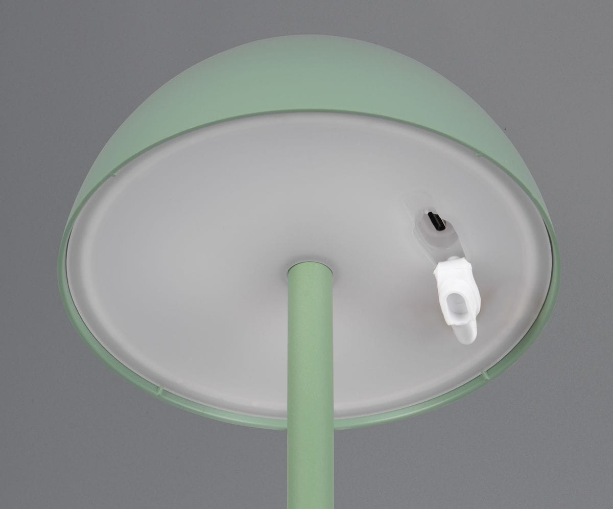 Lampa stołowa zewnętrzna Ricardo w kolorze zielonym, z okrągłym kloszem i cienką, prostą nogą. Widoczny port ładowania USB. Materiał matowy, z delikatną fakturą. Ujęcie z dołu, pokazujące dolną część lampy.