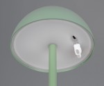 Lampa stołowa zewnętrzna Ricardo w kolorze zielonym, z okrągłym kloszem i cienką, prostą nogą. Widoczny port ładowania USB. Materiał matowy, z delikatną fakturą. Ujęcie z dołu, pokazujące dolną część lampy.