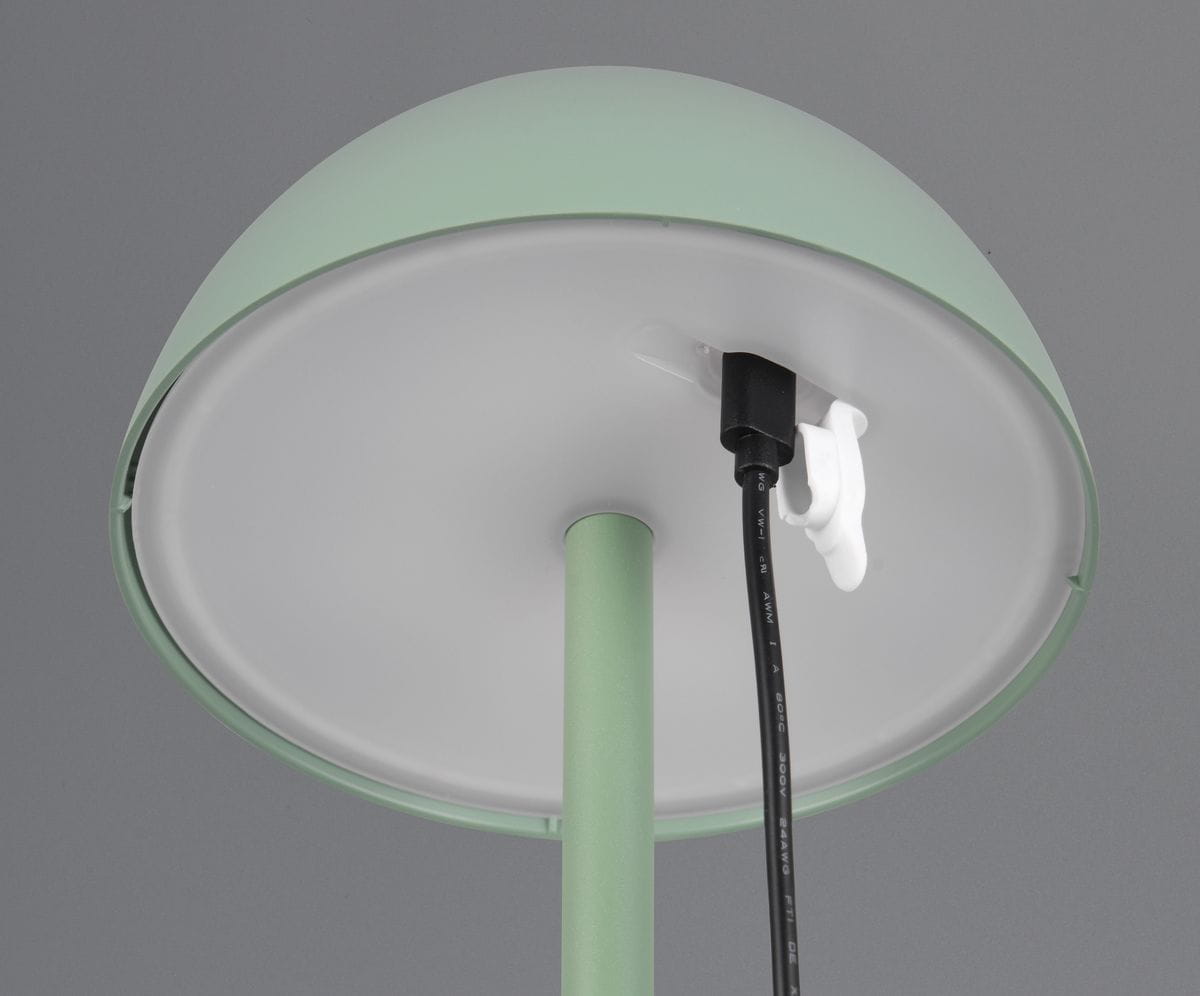 Lampa stołowa zewnętrzna Ricardo w kolorze zielonym, z metalowym kloszem i białym wnętrzem. Widoczny czarny kabel zasilający mocowany na górze. Ujęcie w zbliżeniu na spód lampy.