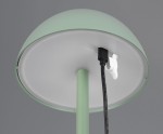 Lampa stołowa zewnętrzna Ricardo w kolorze zielonym, z metalowym kloszem i białym wnętrzem. Widoczny czarny kabel zasilający mocowany na górze. Ujęcie w zbliżeniu na spód lampy.