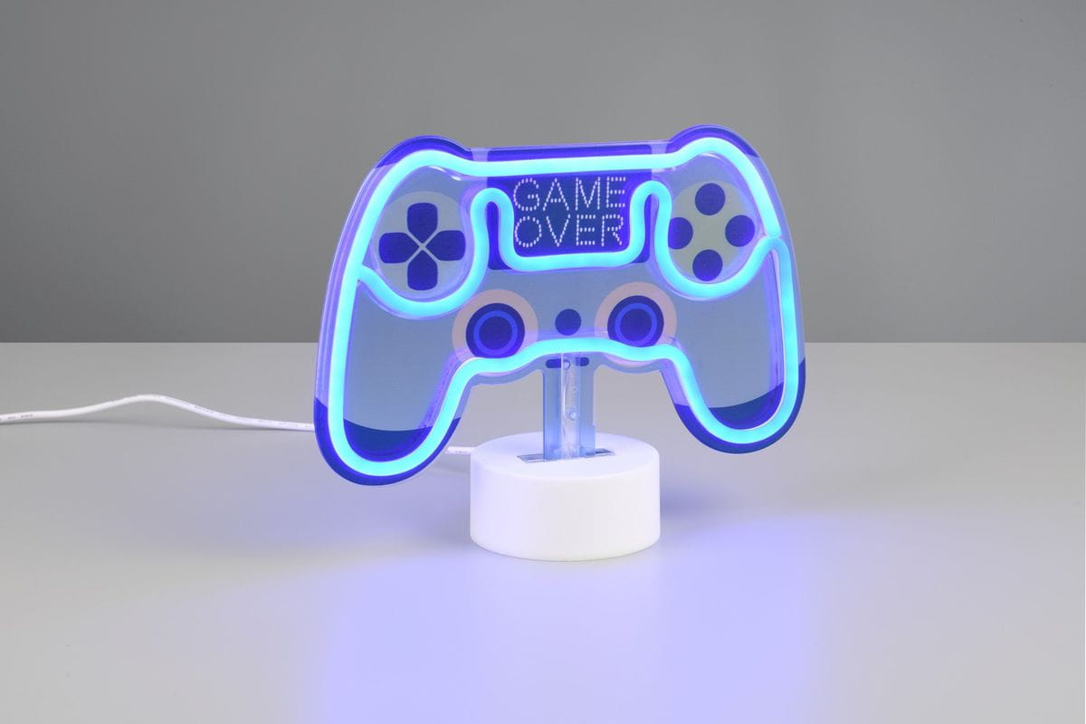 Lampa stołowa w kształcie kontrolera do gier, podświetlana niebieskim światłem LED. Biała podstawka, przezroczysta obudowa z napisem GAME OVER. Ujęcie z przodu, na jasnym tle.