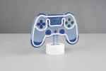 Biała lampa stołowa LED w kształcie kontrolera do gier, z napisem GAME OVER. Widoczna podstawa okrągła, przezroczysta obudowa z niebieskimi i zielonymi akcentami. Ujęcie frontalne, lampa stoi na jednolitym szarym tle.