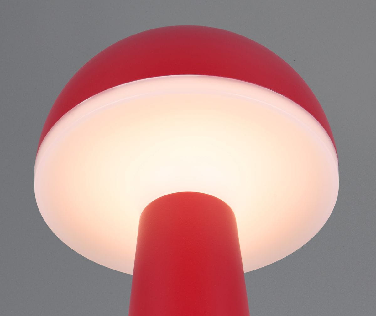 Czerwona lampa stołowa Fungo zewnętrzna z okrągłym kloszem i cylindrycznym trzonem. Wykonana z tworzywa sztucznego, z pojedynczym źródłem LED o mocy 2W. Ujęcie z góry, ukazujące gładką powierzchnię klosza i światło emitowane przez lampę.