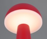 Czerwona lampa stołowa Fungo zewnętrzna z okrągłym kloszem i cylindrycznym trzonem. Wykonana z tworzywa sztucznego, z pojedynczym źródłem LED o mocy 2W. Ujęcie z góry, ukazujące gładką powierzchnię klosza i światło emitowane przez lampę.