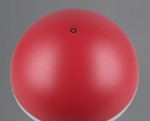Lampa stołowa Fungo zewnętrzna w kolorze czerwonym, okrągła, z przyciskiem włączania na górze. Wykonana z matowego materiału, z białą podstawą. Źródło światła LED o mocy 2W. Ujęcie z góry, pokazujące detal i teksturę powierzchni.