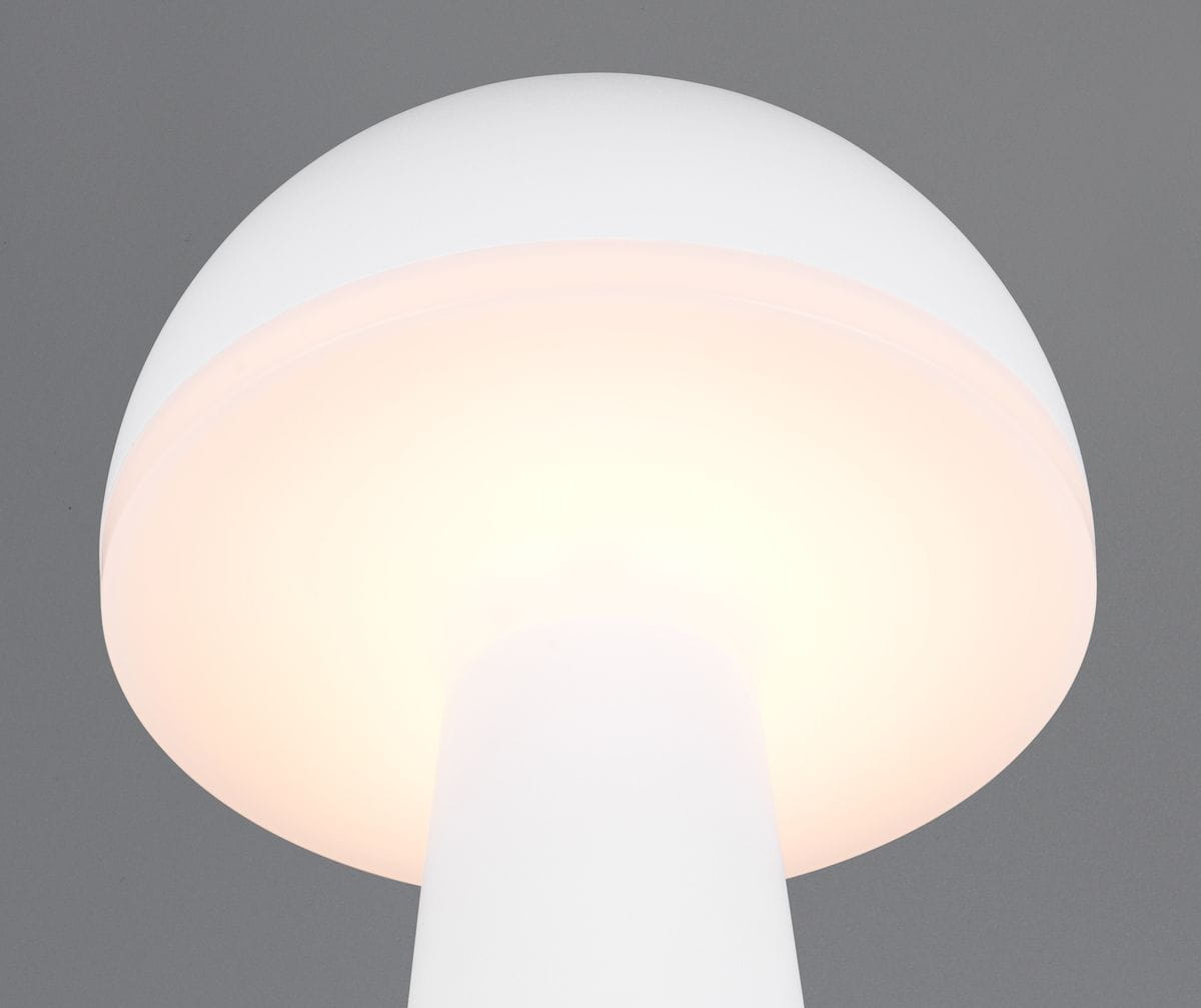 Lampa stołowa Fungo zewnętrzna, biała, z okrągłym kloszem i prostą podstawą. Widoczna miękka, ciepła poświata LED. Klosz ma gładką, matową powierzchnię, a całość jest w neutralnej kolorystyce, idealna do przestrzeni na świeżym powietrzu.