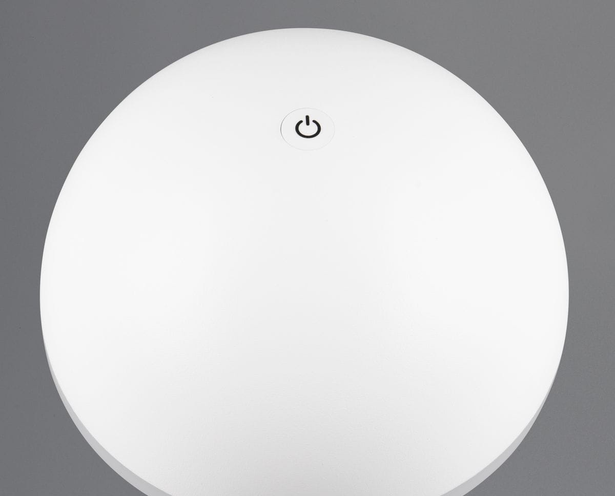 Lampa stołowa Fungo w kolorze białym, o okrągłym kształcie. Widoczny przycisk włącznika na górze. Produkt przeznaczony do użytku zewnętrznego, z jedną diodą LED o mocy 2W. Tło szare, co podkreśla minimalistyczny design lampy.