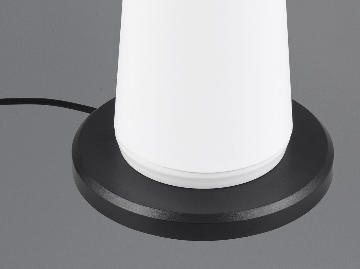 Lampa stołowa Fungo, zewnętrzna, z białym kloszem i czarną podstawą. Widok z boku, ukazujący kształt cylindryczny oraz kabel zasilający. Wykonana z materiałów odpornych na warunki atmosferyczne, przeznaczona do użytku na zewnątrz.