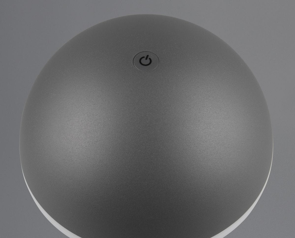 Lampa stołowa Fungo w kolorze antracytowym, z okrągłym kloszem i wbudowanym przyciskiem włączania. Produkt o matowej powierzchni, przeznaczony do użytku zewnętrznego, z jedną diodą LED o mocy 2W.