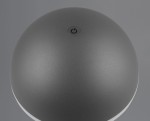 Lampa stołowa Fungo w kolorze antracytowym, z okrągłym kloszem i wbudowanym przyciskiem włączania. Produkt o matowej powierzchni, przeznaczony do użytku zewnętrznego, z jedną diodą LED o mocy 2W.