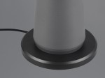 Lampa stołowa Fungo zewnętrzna, antracytowa, z okrągłą podstawą. Widok z bliska na dolną część lampy, z kabelkiem. Gładka faktura korpusu, materiał metalowy. Działa na 1xLED/2W.