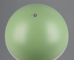 Lampa stołowa Fungo, zewnętrzna, z zieloną, matową obudową w kształcie kuli. Widoczny przycisk włączania na górze. Produkt o mocy 1xLED/2W, idealny do ogrodów lub na tarasy. Tło szare, podkreślające kolor lampy.