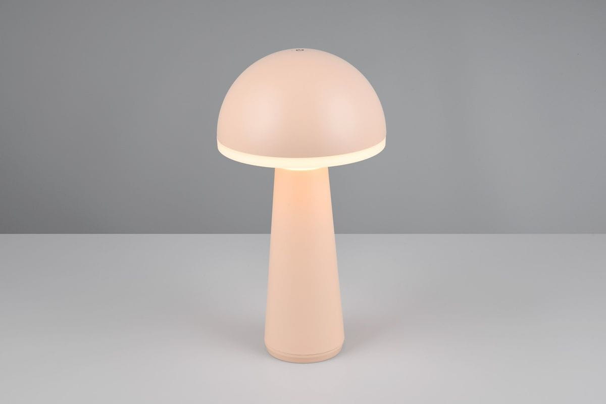 Lampa stołowa Fungo zewnętrzna w kolorze piaskowym, z okrągłym kloszem i stożkowatą podstawą. Ujęcie frontalne, lampa emituje ciepłe światło LED o mocy 2W. Prosta, nowoczesna forma na jednolitym tle.