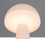 Lampa stołowa zewnętrzna Fungo, piaskowa, z okrągłym kloszem i prostym słupkiem. Źródło światła LED 1x2W. Ujęcie z dołu, ukazujące gładką, matową powierzchnię klosza oraz emitowane ciepłe światło. Tło w odcieniu szarości.