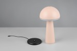 Lampa stołowa Fungo w kolorze piaskowym, z zaokrąglonym kloszem i cylindryczną podstawą. Widoczny czarny kabel zasilający. Produkt stoi na gładkiej powierzchni, w neutralnym tle, co podkreśla jego kształt i kolor.