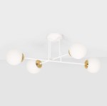 Lampa sufitowa Elmo w kolorze białym i złotym, z czterema okrągłymi kloszami z matowego szkła. Ujęcie z góry, z zamontowanym stelażem w białym kolorze, który łączy klosze. Idealna do nowoczesnych wnętrz.