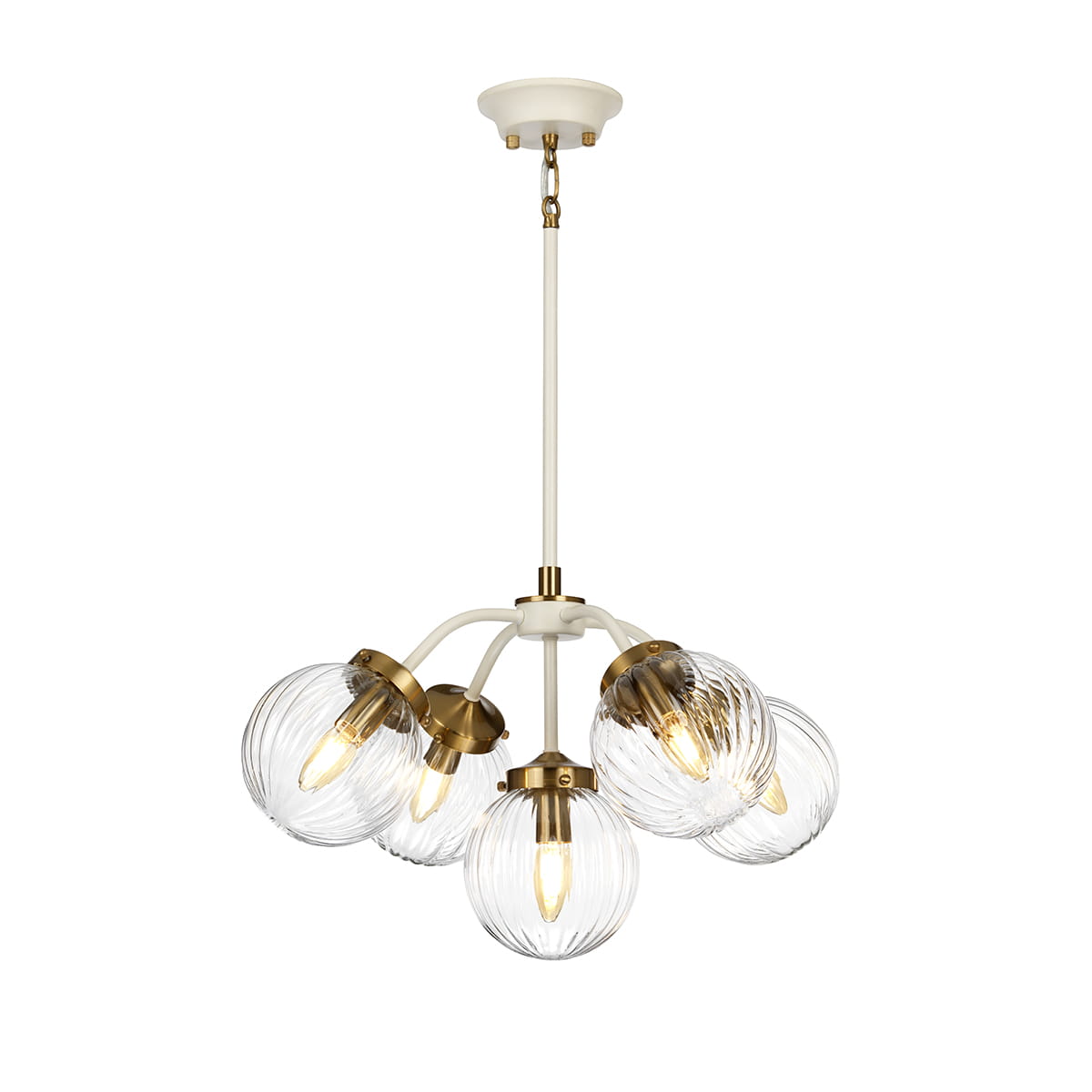 Lampa wisząca Cosmos z pięcioma kloszami E14 w antycznej bieli i mosiądzu. Klosze z przezroczystego szkła o żłobieniach, zawieszone na białym ramieniu. Lampa wisi na długim przewodzie, tworząc elegancki element wystroju wnętrza.